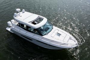 Regal XO 38 Lady G- Profile