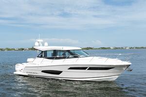 Regal XO 38 Lady G- Profile