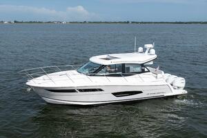 Regal XO 38 Lady G- Profile