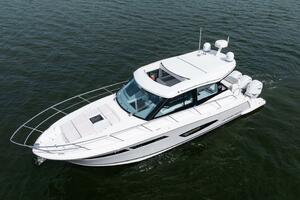 Regal XO 38 Lady G- Profile