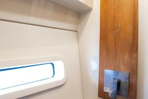 Regal XO 38 Lady G- VIP Stateroom Head
