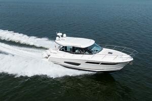 Regal XO 38 Lady G- Profile
