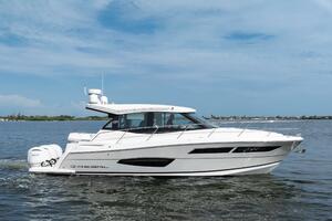 Regal XO 38 Lady G- Profile