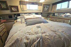 1986 Chris-Craft 381 Catalina thumbnail 26