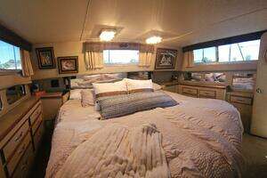 1986 Chris-Craft 381 Catalina thumbnail 25