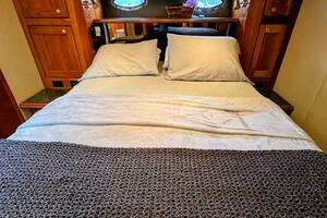 2005 Cruisers Yachts 540 Express thumbnail 52
