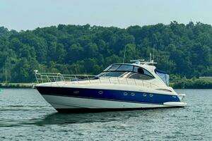 2005 Cruisers Yachts 540 Express thumbnail 8