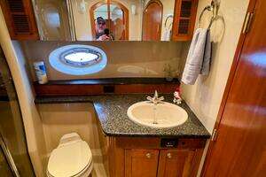 2005 Cruisers Yachts 540 Express thumbnail 51