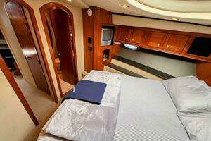 2005 Cruisers Yachts 540 Express thumbnail 49