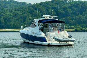 2005 Cruisers Yachts 540 Express thumbnail 12