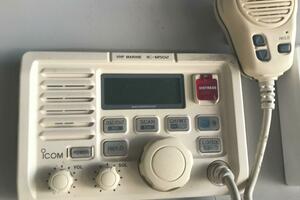 34 ft Mainship - Helm Marine Radio