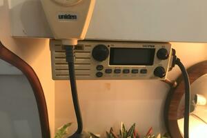 34 ft Mainship - Salon Marine Radio