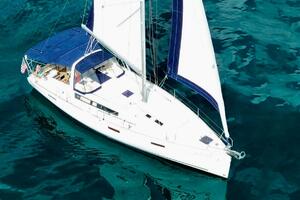 2015 Beneteau Oceanis 45 sailing on clear blue water.