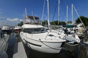 2016 Carver C34 Starboard Bow