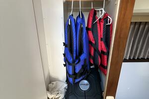 2016 Carver C34 V-Berth Port Closet