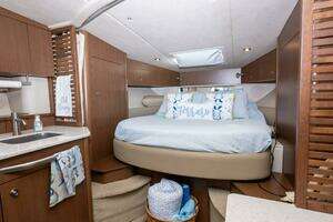2013 Sea Ray 370 Sundancer thumbnail 38