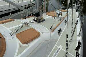 2008 Hylas 46 Center Cockpit thumbnail 9