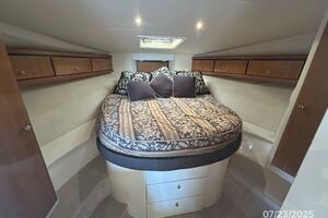 40' Trojan master stateroom