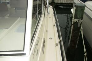 34' Mainship port side deck