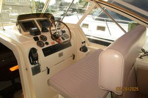 34' Mainship helm1