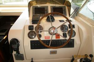 34' Mainship helm2