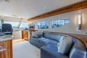 2014 Hatteras 80 thumbnail 23