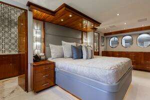 2014 Hatteras 80 thumbnail 25