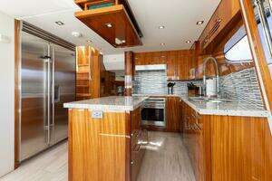 2014 Hatteras 80 thumbnail 31