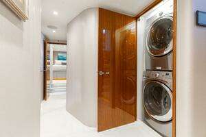 2014 Hatteras 80 thumbnail 33