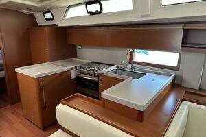 2020 Beneteau Oceanis thumbnail 17
