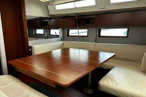 2020 Beneteau Oceanis thumbnail 25