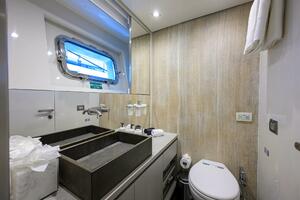 Forward Starboard Guest Ensuite