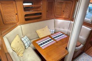 Salon Dining, Settee
