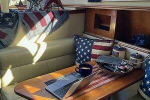 2004 Cruisers Yachts 405 Express Motoryacht thumbnail 19