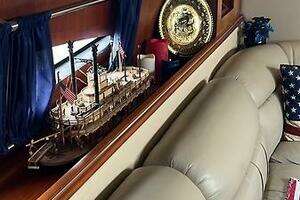 2004 Cruisers Yachts 405 Express Motoryacht thumbnail 16