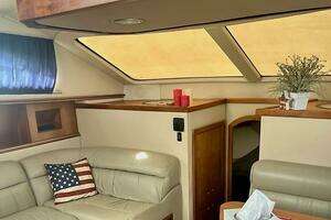 2004 Cruisers Yachts 405 Express Motoryacht thumbnail 13