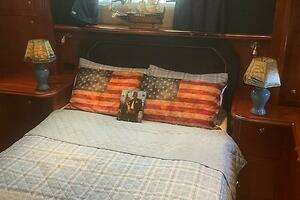 2004 Cruisers Yachts 405 Express Motoryacht thumbnail 22