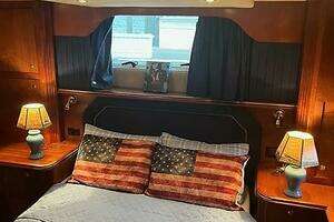 2004 Cruisers Yachts 405 Express Motoryacht thumbnail 23