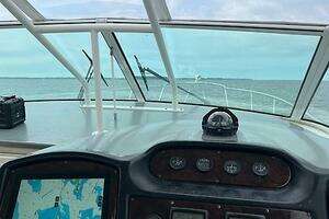 2004 Cruisers Yachts 405 Express Motoryacht thumbnail 6
