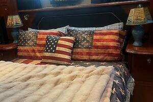 2004 Cruisers Yachts 405 Express Motoryacht thumbnail 20