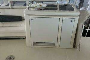 2004 Cruisers Yachts 405 Express Motoryacht thumbnail 7