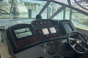2004 Cruisers Yachts 405 Express Motoryacht thumbnail 8