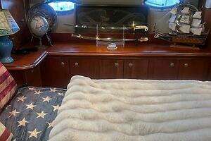 2004 Cruisers Yachts 405 Express Motoryacht thumbnail 18