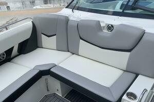 32ft Cruisers Sport Series Yacht For Sale