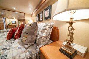 2004 Viking 61 Convertible thumbnail 41