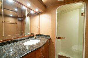 2004 Viking 61 Convertible thumbnail 42