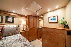 2004 Viking 61 Convertible thumbnail 39