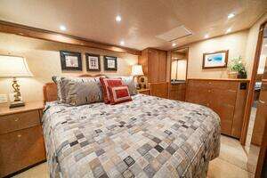 2004 Viking 61 Convertible thumbnail 37