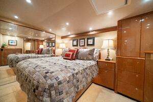 2004 Viking 61 Convertible thumbnail 4
