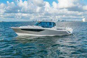 2024 Boston Whaler 405 Conquest thumbnail 1